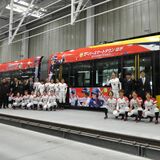 ソフトボール「ホンダリヴェルタ」のLRTラッピング列車、４月から運行　「列車に乗って応援に来て」