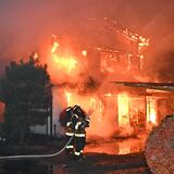 鹿沼の建物火災が鎮火 木造2階建て全焼、被災者は救急搬送