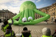 のさばりかえる