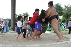 熱戦、力士と交流も