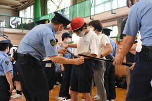 児童生徒に警棒の使い方などを教える警察官