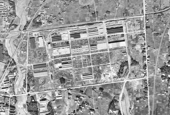 １９４７年に米軍が撮影した中島飛行機宇都宮製作所付近の航空写真。大きな建物が４棟ずつ並び、西から東へ工程が流れるようになっていた。右側を南北に走るのは国道１１９号・４号とＪＲ宇都宮線（国土地理院提供）