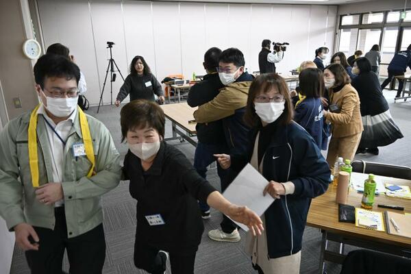 子ども食堂で火災が起きた想定で避難訓練をする参加者たち