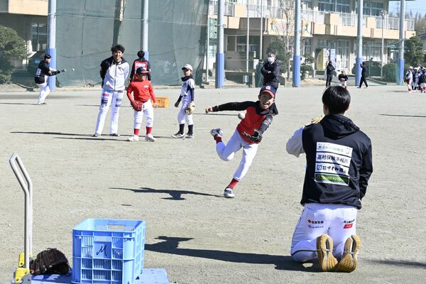 栃木ＧＢ選手の指導を受ける小学生ら