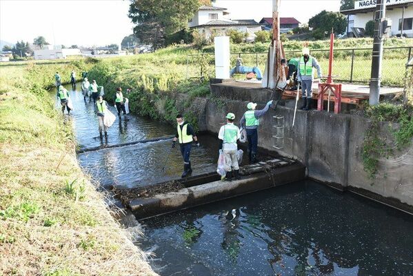 静和川を清掃する参加者