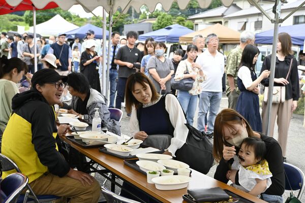 カレーの食べ比べを楽しむ来場者