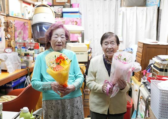 ヒカリ美容室店主の井上さん（左）と開店以来の常連だった片野さん