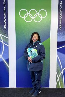 ユニホームを着て笑顔を見せる下崎道子さん(本人提供)