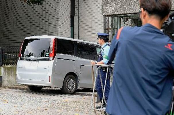 警視庁本部に入るフー・シー容疑者を乗せた車=5日午後2時5分