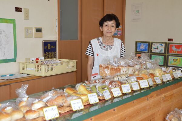 店内に立つ、社会福祉法人ソフィア会の石島理事
