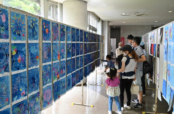 市内の幼児の花火の絵が一堂に展示されている会場