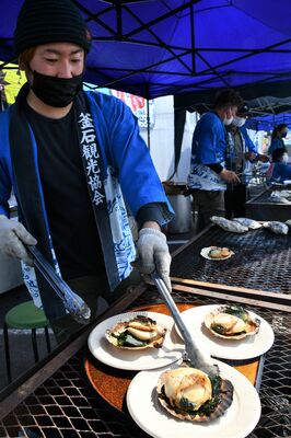 ホタテの浜焼きなどを販売する感謝祭会場