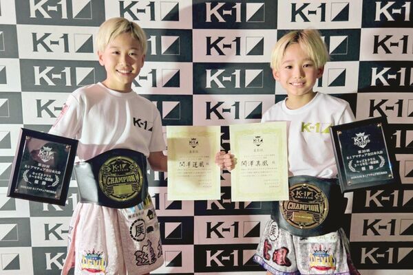 初の兄弟同日優勝を果たし笑顔を見せる関澤蓮凰(左)、真凰兄弟