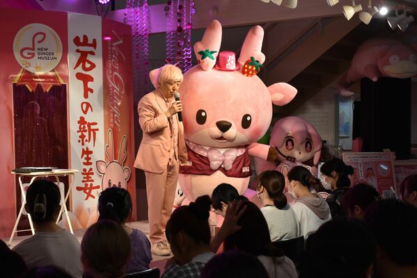 学生に講義する岩下社長