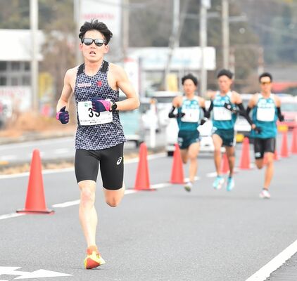 ハーフ男子で２連覇したホンダ栃木の吉岡（左）。残り約１キロで先頭を走る＝高根沢町内