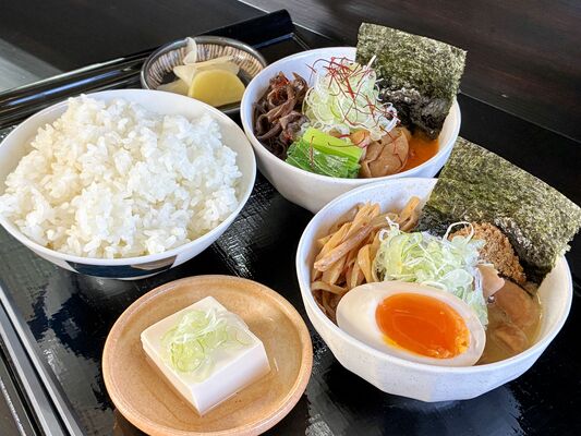 みそ味（下）とピリ辛しょうゆ味（上）の２種類が味わえる二種盛り定食