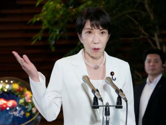 自民党総裁選での中傷動画作成疑惑に関し、記者団の取材に応じる高市首相=8日午後、首相官邸