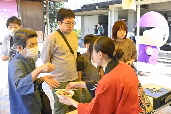 実演販売された芋煮を買い求める来場者