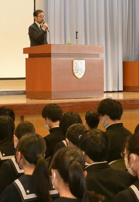 講演する足利高ＯＢの谷津さん