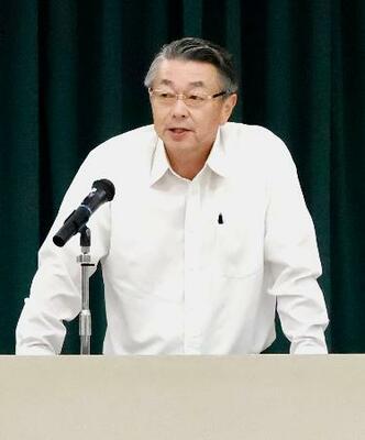 　横山ゆかりちゃんが行方不明となった誘拐事件の検討会議で訓示する群馬県警の小菅博司刑事部長＝２９日午後、群馬県警太田署