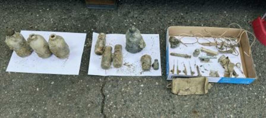 旧香川県立津田病院の跡地で見つかった医療器具(香川県病院局提供)