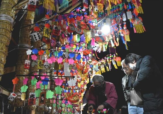 縁起物を買い求める人たちが訪れた大田原花市