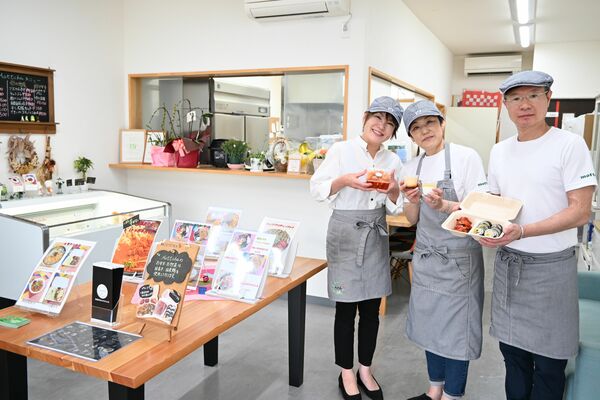 店内に立つ（右から）店長夫妻とスタッフの女性