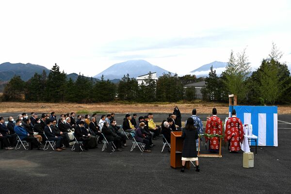 日光連山を望む「日光蒸溜所」建設地で行われた地鎮祭＝３日午前、日光市