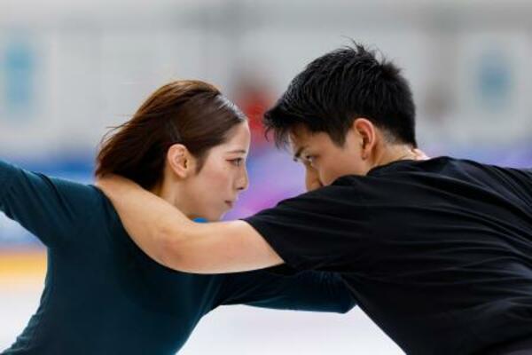 　公式練習で調整するペアの三浦璃来（左）、木原龍一組＝ミラノ（共同）