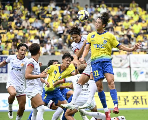 前半24分、コーナーキックで競り合う栃木ＳＣのＦＷ太田（右）ら＝カンセキスタジアムとちぎ、森田大地撮影