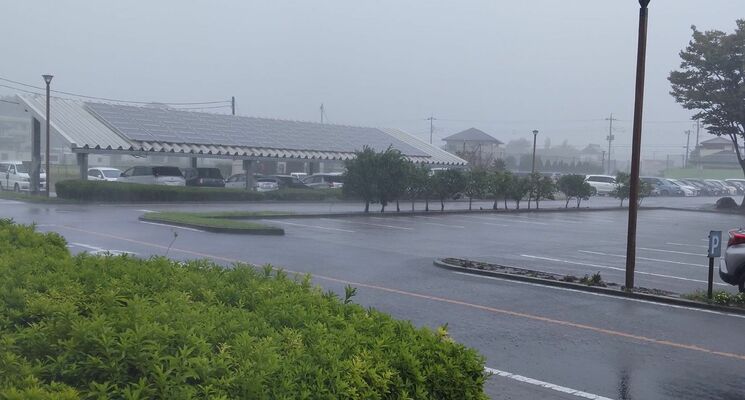 芳賀町役場付近で大雨＝４日午前11時45分