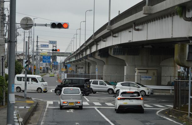 国道50号の高架橋と国道４号が交差する神鳥谷交差点