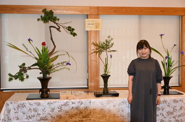１６００年代の華道作品を再現した展示と深井会長