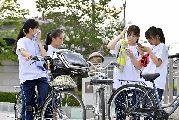 県内で初めて40度を超えた佐野市。佐野駅前ではタオルで汗を拭う子どもたちの姿が見られた＝29日午後４時40分、同市若松町