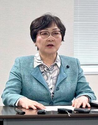 　やじの再発防止を求める要請書を提出し、記者会見する共産党の真下紀子北海道議＝２日午後、札幌市