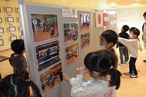 オーストリアの幼稚園との交流事業を紹介する作品展