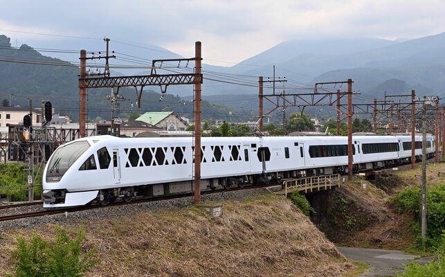 日光連山を背に日光市内を走行するスペーシアＸ＝６日午後２時１０分、日光市宝殿
