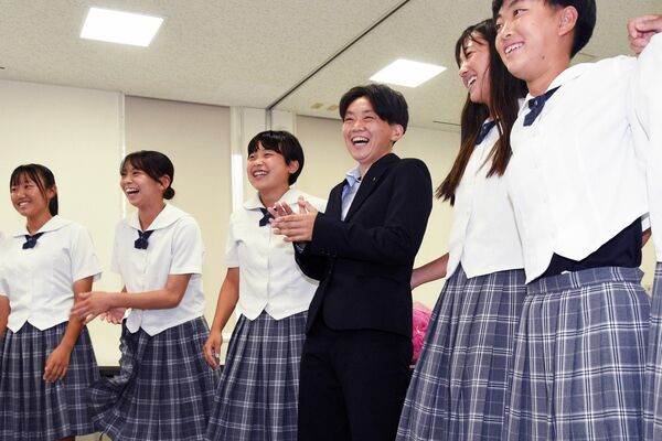 宇都宮文星女子高サッカー部の後輩たちと円陣を組んで気勢を上げ、笑顔を見せる伊東さん（右から３人目）