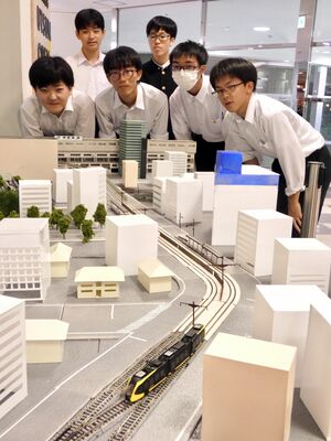 ＬＲＴの駅西ジオラマを展示した宇都宮高・鉄道研究会の部員たち