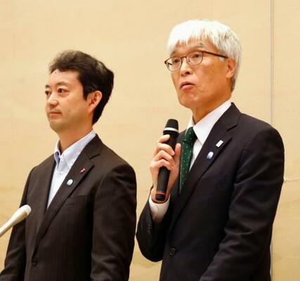 成田空港の滑走路新設を巡る協議会後、取材に応じるNAAの藤井直樹社長(右)=10日午前、千葉県成田市