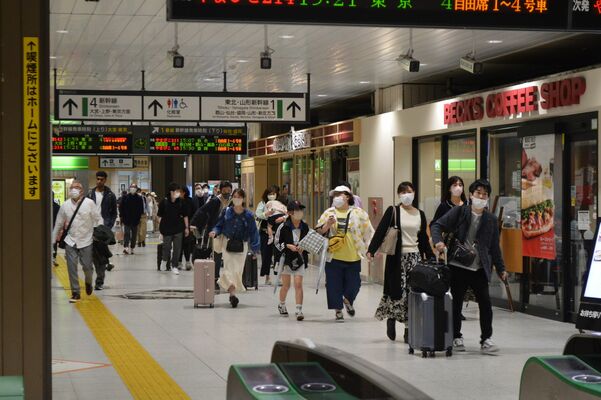 キャリーケースを手にした人が目立った新幹線の改札口＝７日午後２時55分、ＪＲ宇都宮駅
