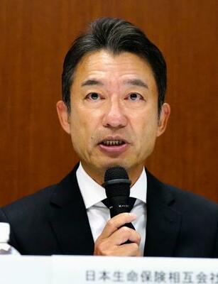 　情報の不正持ち出し事案で記者会見する日本生命保険の赤堀直樹副社長＝１２日午後、東京都千代田区
