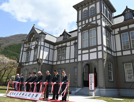 足尾鉱業所を復元して建てられた足尾銅山記念館＝２１日午前、日光市足尾町掛水