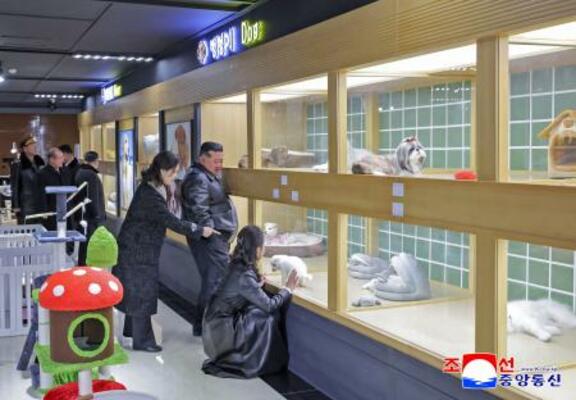 　平壌の和盛地区でペットショップを視察する北朝鮮の金正恩朝鮮労働党総書記（中央）と妻子＝１６日（朝鮮中央通信＝共同）