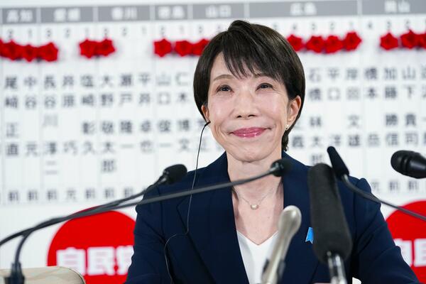当確者の名前のバラの前で、メディアのインタビューに笑顔で答える自民党総裁の高市首相＝８日午後10時３分、東京・永田町の党本部
