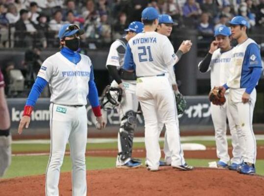 　５回、投手交代を告げた日本ハムの新庄監督（左端）＝エスコンフィールド