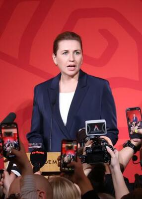 　デンマーク・コペンハーゲンで、議会選の結果判明後に演説するフレデリクセン首相＝２５日（共同）