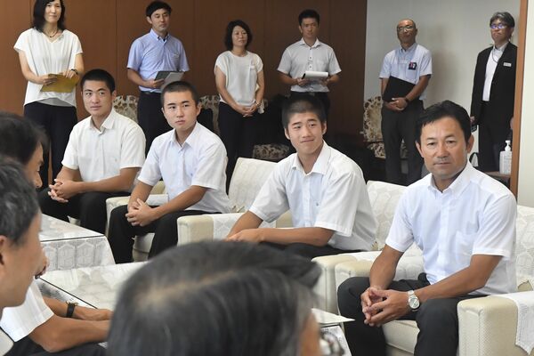甲子園での戦いを振り返る石橋の田口主将（右から２人目）ら＝県庁
