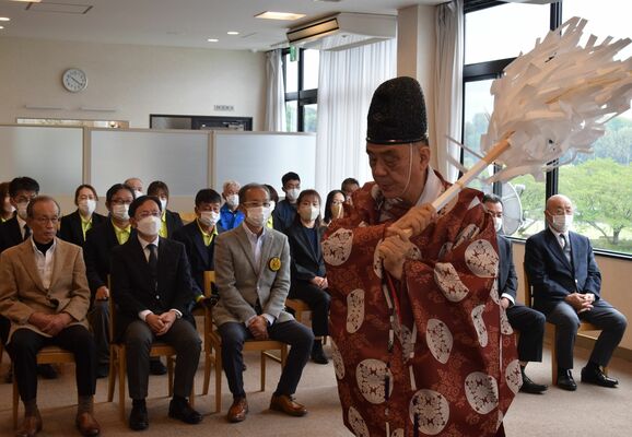 関係者が見守る中で執り行われた安全祈願祭＝高根沢町の県民ゴルフ場