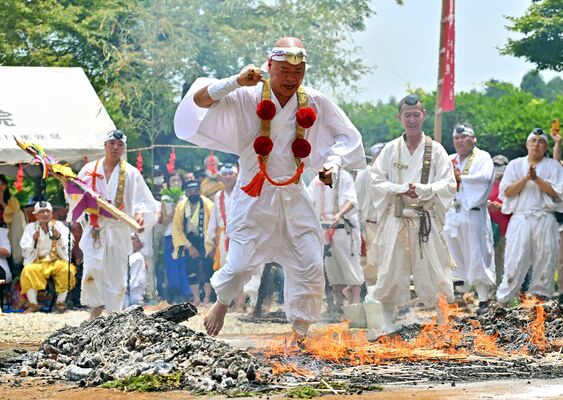 「火渡り」の荒行をする長浜住職＝28日午前11時55分、那須塩原市沼野田和